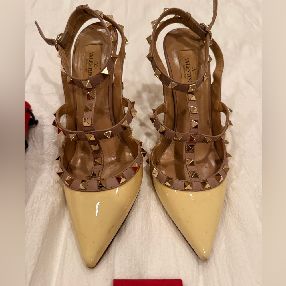 Valentino Women's Cream and Tan Rockstud heels